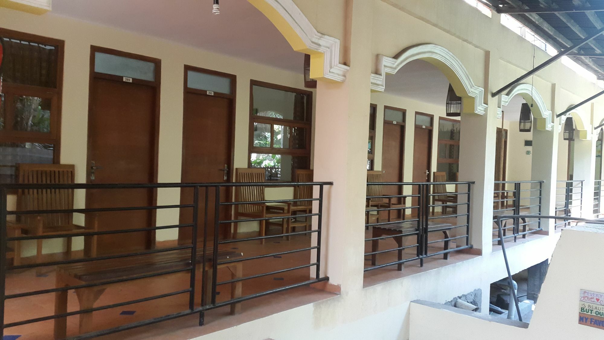 Centro Bajo Hotel & Resto Labuan Bajo Bagian luar foto